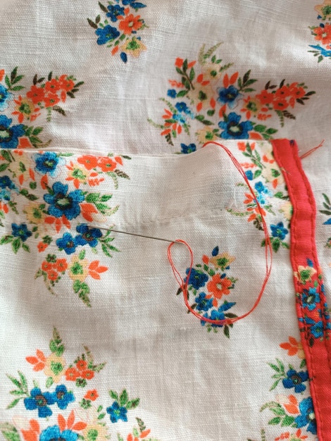 haft kwiatowy na obrusie