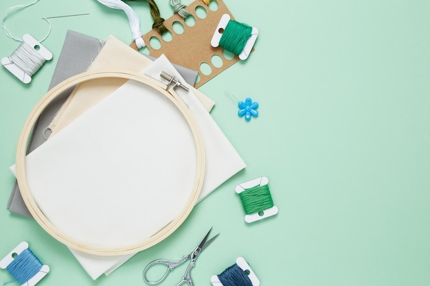 zestaw do haftu wyłożony na stole